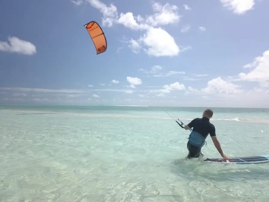 Photo de debutant en kitesurf dans le kite lagoon