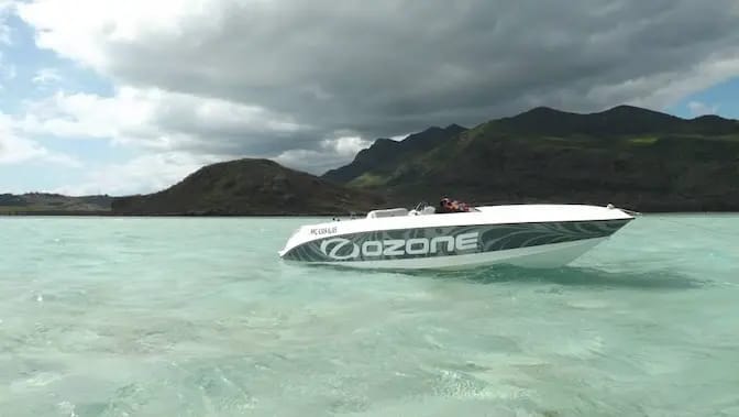 Photo de notre jet-boat de sécurité