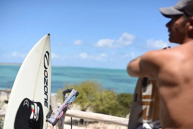 Photo d'une planche et la vue sur la mer