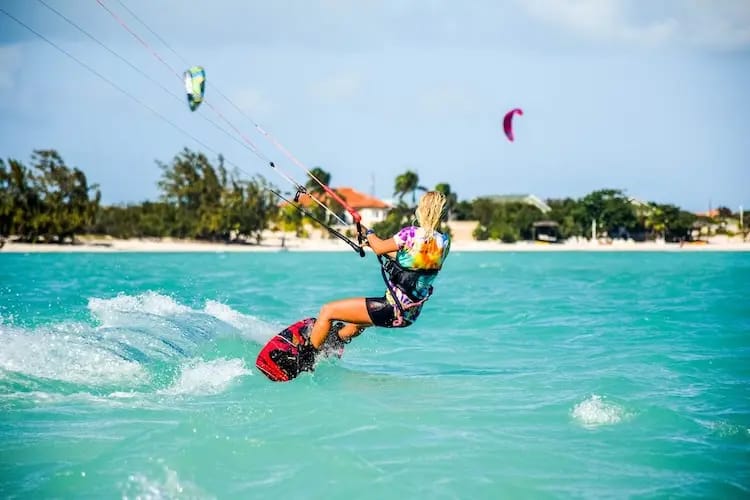 Photo d'une kite surfeuse dans le lagon